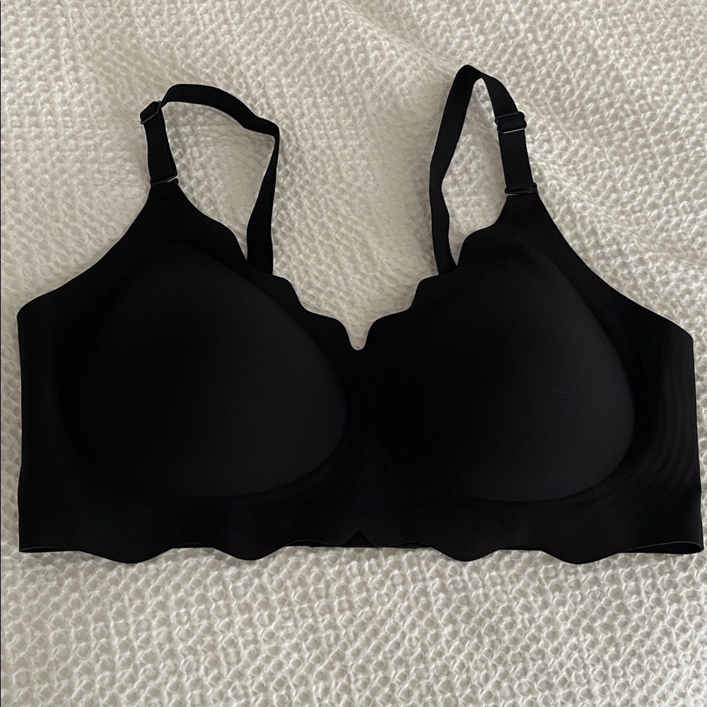 Seamless Scallop-Edge Black T-Shirt Bra